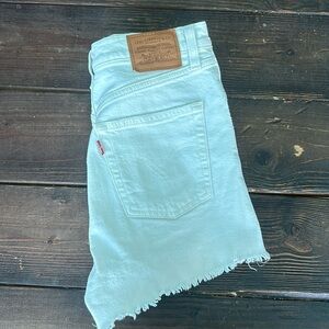LEVIS HIGH RISE SHORTS